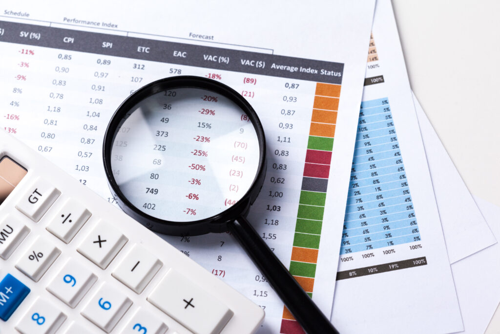 Estado de resultado integral bajo análisis contable con calculadora y documentos financiero