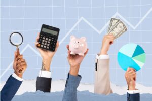 [Manos levantando elementos financieros como lupa, calculadora, alcancía, billetes y gráfico circular, representando análisis y reparto de utilidades empresariales