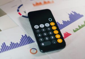Calculadora sobre reportes financieros con gráficas, concepto de análisis contable y control de gastos empresariales