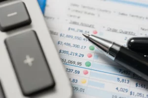 Registro contable de cuentas por cobrar con montos, indicador de riesgo y calculadora financiera, relacionado con la estimación de cuentas incobrables