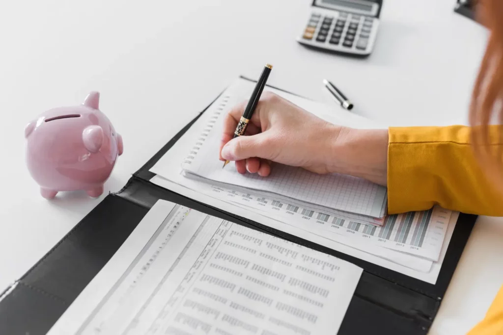Persona revisando cuentas para aprender cómo hacer una conciliación bancaria